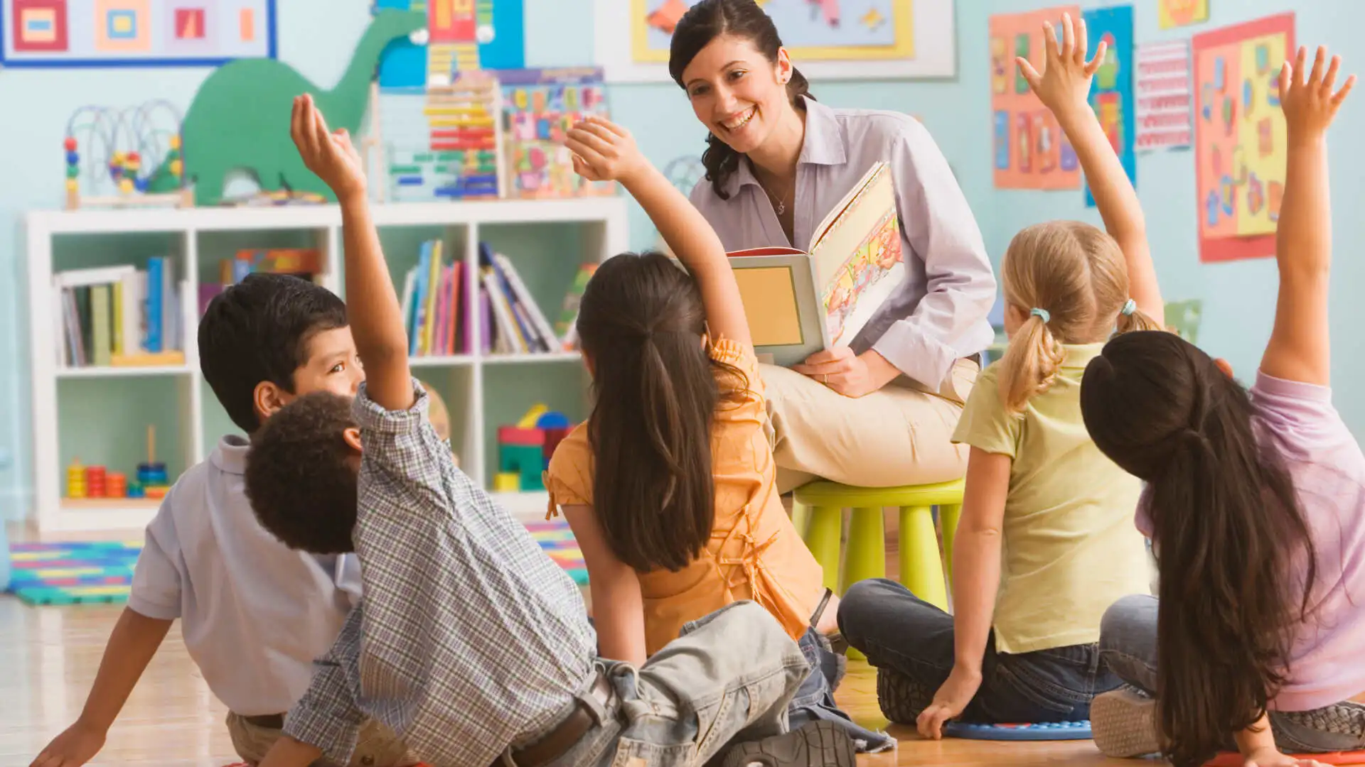 teacher teaching students 